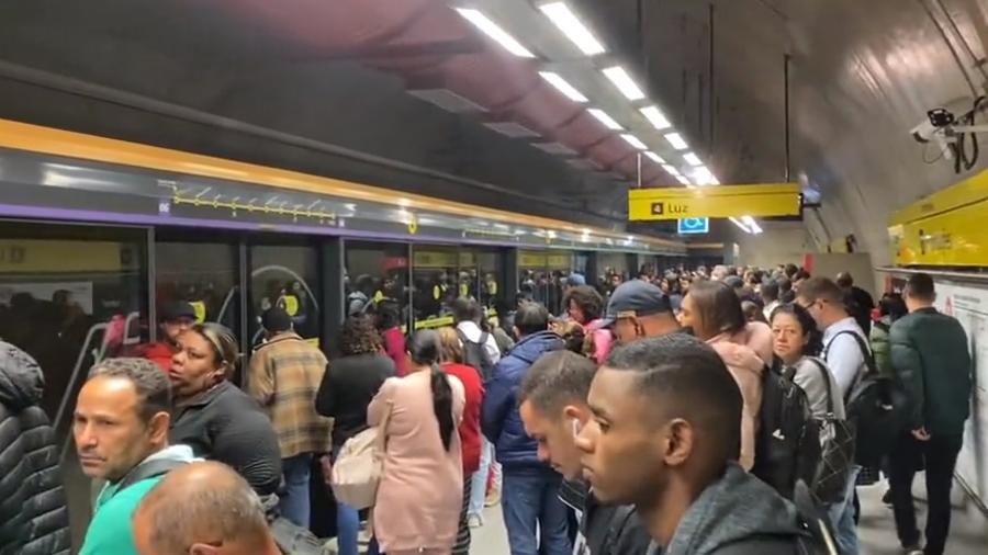 Estação da Luz lotada de passageiros na linha 4-amarela do metrô de São Paulo