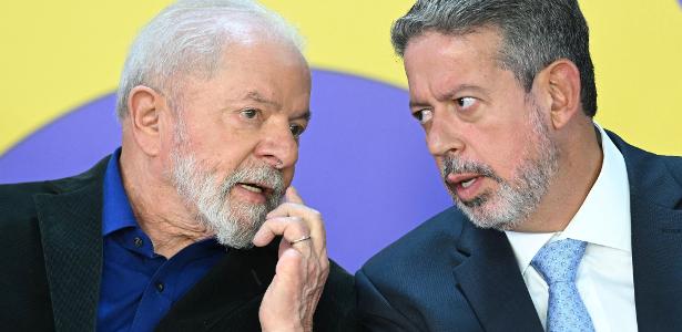 O presidente Lula e o presidente da Câmara dos Deputados, Arthur Lira, na assinatura da MP dos fundos dos super-ricos na segunda-feira (28)