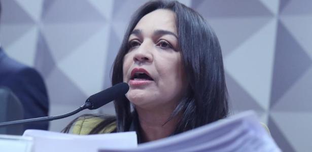 A senadora Eliziane Gama lê o relatório final da CPMI do 8 de Janeiro