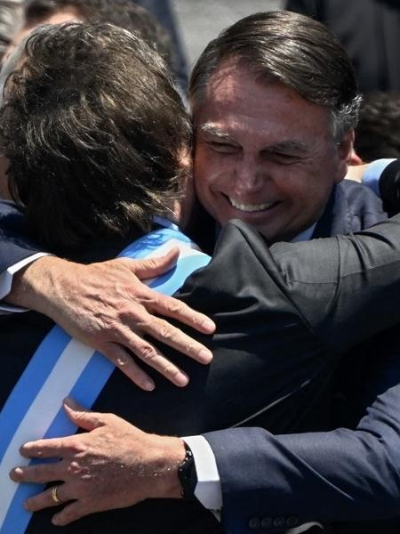O ex-presidente Jair Bolsonaro e Javier Milei, no dia da posse do novo presidente argentino - LUIS ROBAYO - 10.dez.2023/AFP