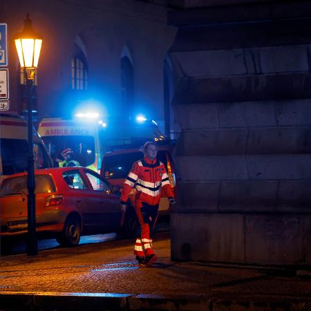 Paramédica caminha em área de universidade atingida por ataque a tiros em Praga