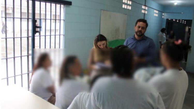 Defensores entrevistam presas na ala materno-infantil da penitenciária