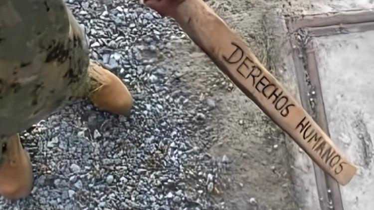 Apoiadores da tortura postam imagens de militar com pedaço de madeira onde está escrito "direitos humanos"