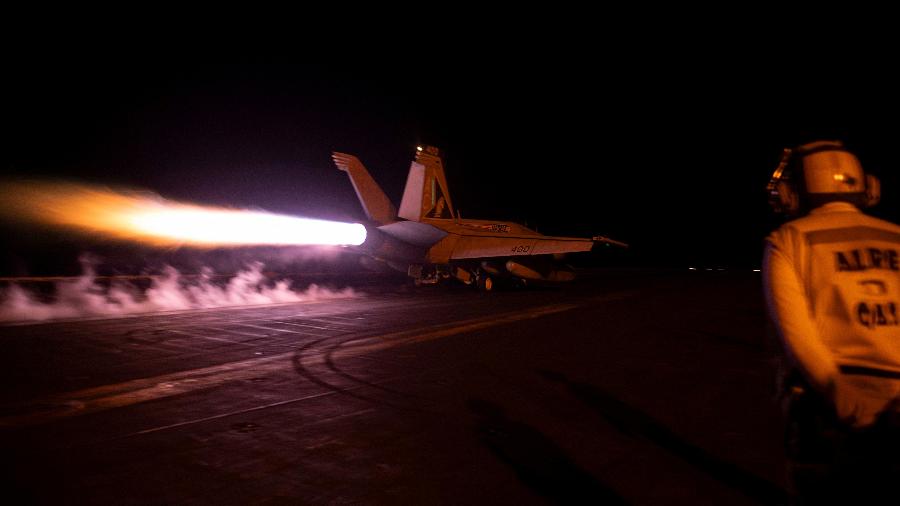 3.fev.2024 - Um caça é lançado do porta-aviões da Marinha dos EUA durante um ataque contra o que os militares dos EUA descrevem como alvos militares houthi no Iêmen