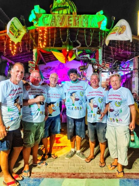 Gerhard Totzauer com os amigos no bar Caverna, em Canoa Quebrada, local onde pediu para ser velado
