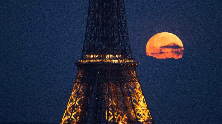 Lua Cheia Rosa também é conhecida como "Lua de Páscoa", mas não representa mudança na aparência do satélite  - Stefano Relladnini/AFP