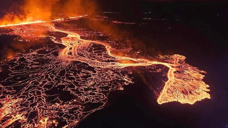 Vulcão entra em erupção na península de Reykjanes, na Islândia