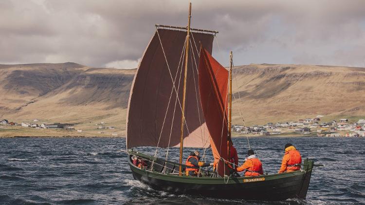 Foto publicada em junho mostra réplica de barco viking que naufragou na terça-feira (27), próximo à Noruega