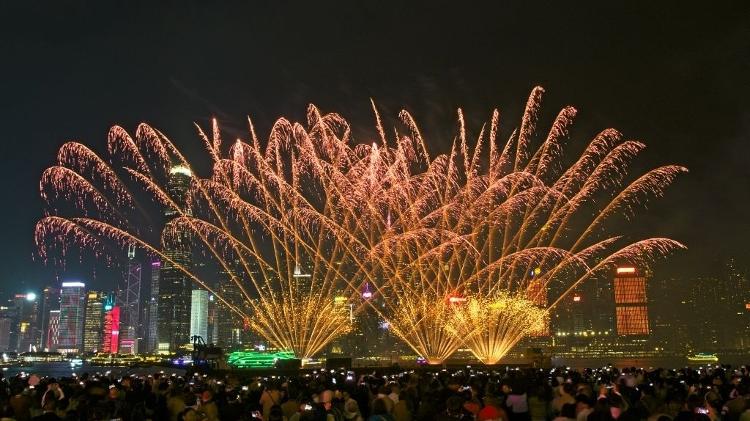 Victoria Harbour, em Hong Kong, na China,foi o palco de fogos para o público na véspera do Natal. 