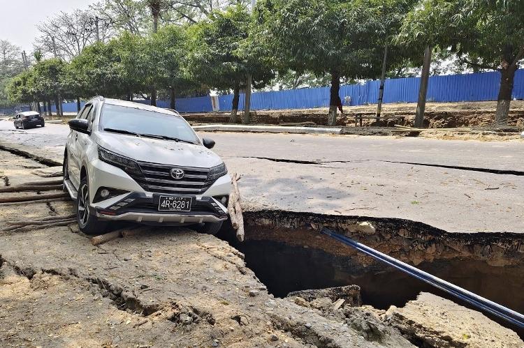 Uma fenda se abriu no meio de uma estrada em Sagaing após o terremoto Uma fenda se abriu no meio de uma estrada em Sagaing após o terremoto
