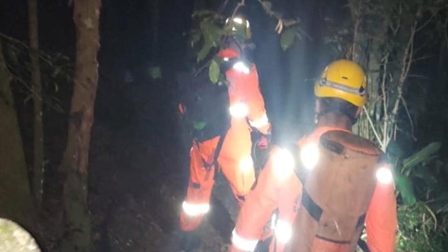 Bombeiros caminharam cerca de 6 km por trilhas em mata fechada até localizar o corpo Bombeiros caminharam cerca de 6 km por trilhas em mata fechada até localizar o corpo