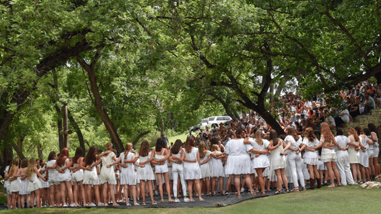 Meninas participam de cerimônia nas instalações do Camp Mystic