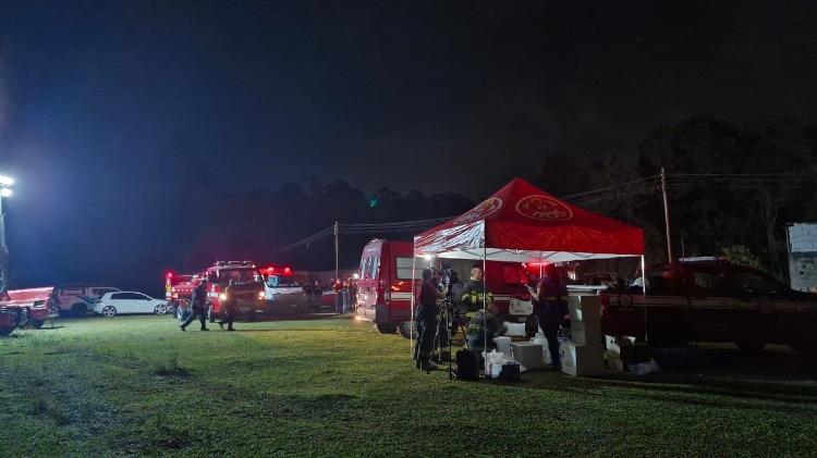Corpo de Bombeiros montaram uma base em um terreno aqui perto da entrada do local do incêndio Corpo de Bombeiros montaram uma base em um terreno aqui perto da entrada do local do incêndio