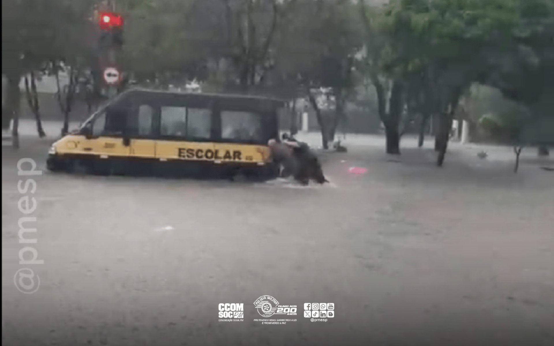 Van escolar é resgatada de enchente em São Paulo  - undefined