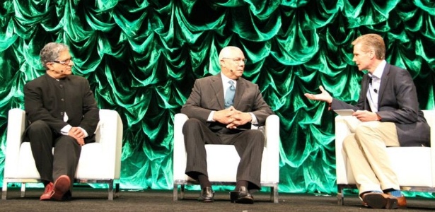 O médico indiano Deepak Chopra (à esq.), o ex-secretário de Estado dos EUA Colin Powell (ao centro) e o CEO do Grupo Sage, Stephen Kelly - Divulgação