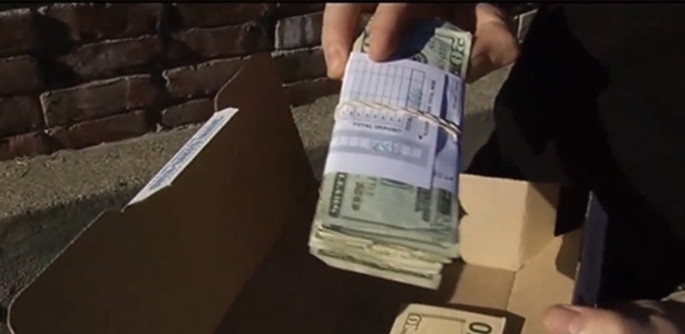 Caixa para entrega de asas de frango estava com US$ 1.300 em dinheiro vivo - Reprodução/ABC7 News