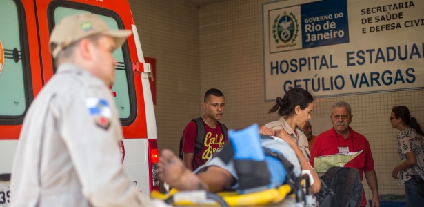 Mulher é atendida no Hospital Getúlio Vargas, na zona norte do Rio, após ser atropelada - Ricardo Borges/Folhapress