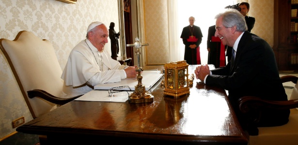 2.dez.2016 - Papa Francisco recebe o presidente do Uruguai, Tabaré Vazquez, em audiência privada, no Vaticano - Reuters