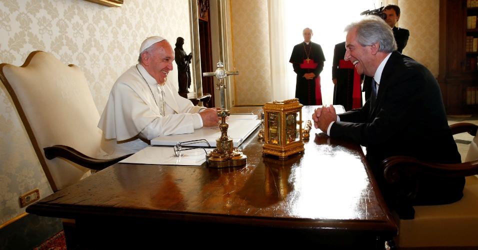 2.dez.2016 - Papa Francisco recebe o presidente do Uruguai, Tabaré Vazquez, em audiência privada, no Vaticano