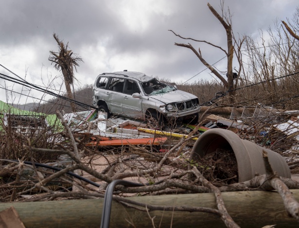 24.set.2017 - Carro destruído em meio a destroços após a passagem dos furacões nas Ilhas Virgens - HILARY SWIFT/NYT