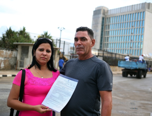 Leoany Vázquez e Ramón Miguel Rodríguez diante da embaixada americana em Cuba - EFE/Alejandro Ernesto