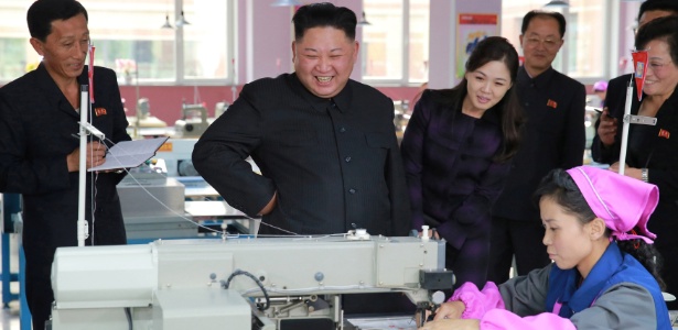 19.out.2017 - Kim Jong-un e sua mulher, Ri Sol-ju, durante visita à fábrica de calçados na Coreia do Norte em foto divulgada pela agência oficial norte-coreana - KCNA/via REUTERS