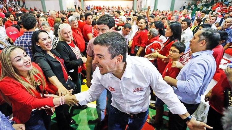 Santiago Peña, eleito pelo Partido Colorado, durante campanha no Paraguai