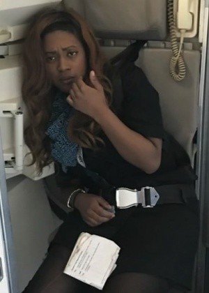 Comissária de bordo da cia. aérea United Airlines foi acusada de trabalhar bêbada - Reprodução/Twitter