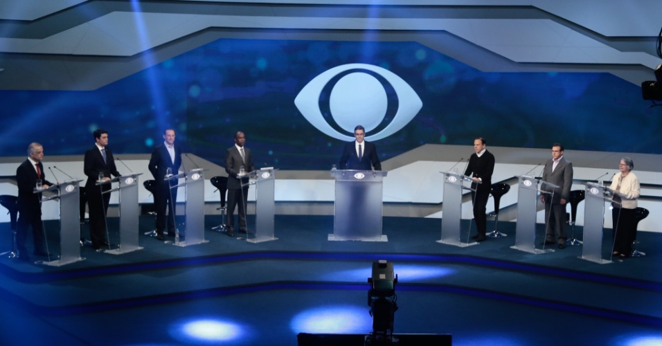 16.ago.2018 - Os candidatos ao governo de São Paulo durante o debate promovido pelo Grupo Bandeirantes de Comunicação, na noite desta quinta-feira