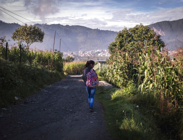 Jessica Domingo, 12, irmã de Byron Domingo, caminha para a escola em San Pedro Soloma, na Guatemala - Daniele Volpe/The New York Times