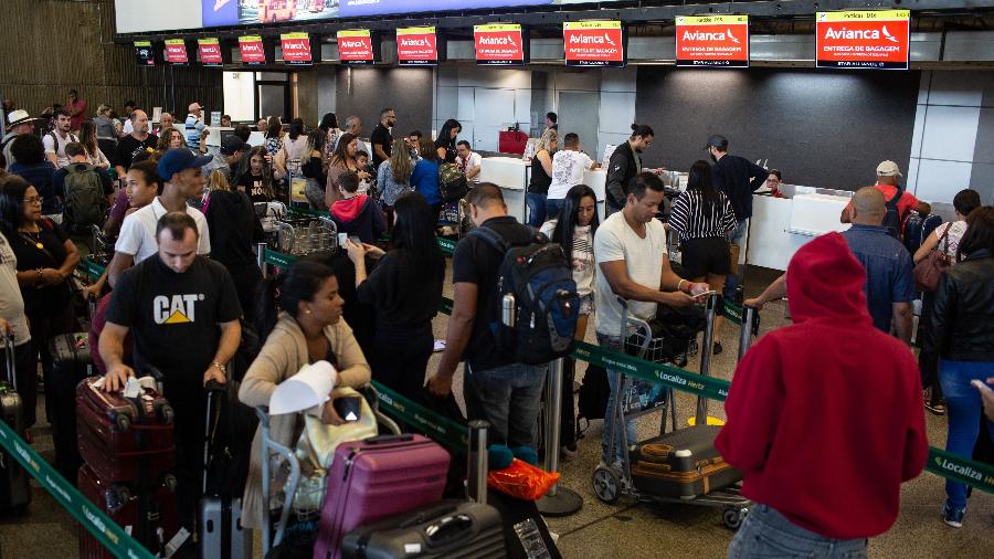 Passageiros no Aeroporto Internacional de São Paulo, em Guarulhos - Diego Padgurschi /UOL