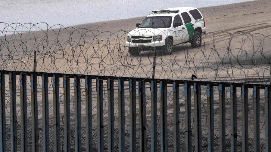 14.fev.2019 - Patrulha trafega próximo à fronteira dos Estados Unidos com o México, vista a partir da cidade mexicana de Tijuana - Guillermo Arias/AFP Photos