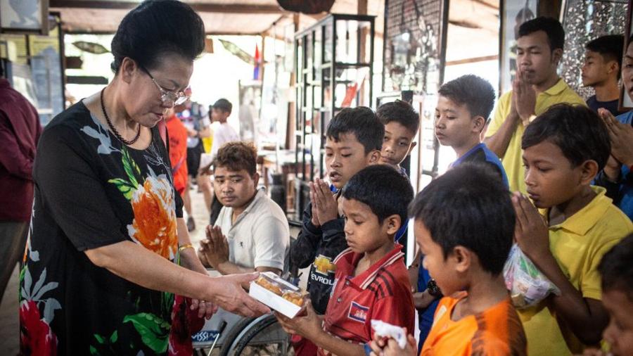 Turista chinesa visita um orfanato em Siem Reap, no Camboja - Maria Feck/Spiegel