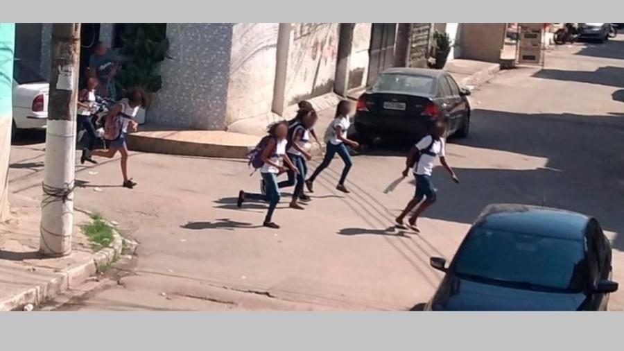 10.mai.2019 - Estudantes correm durante operação policial no Complexo da Maré - Reprodução/Facebook/Maré Vive