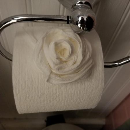 A rosa de origami deixada pelo invasor no banheiro de Nate - Reprodução/Facebook