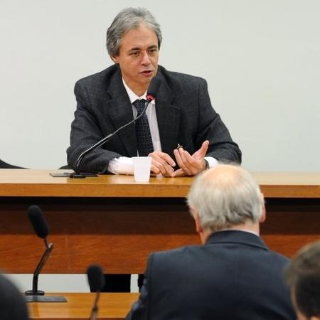 Mozart Neves Ramos (à esq) em foto de 2011, durante audiência na Câmara; especialista diz que programas paralisados na esfera federal podem afetar a já deficiente educação brasileira - Ag Câmara