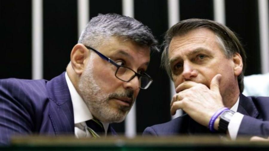 Frota e Bolsonaro conversam na Câmara, no dia 29 de maio: relação do deputado com o governo já estava azedando - Agência Câmara