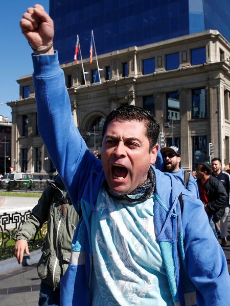Manifestantes protestam contra modelo econômico chileno, em Valparaíso, no Chile - Rodrigo Garrido/Reuters