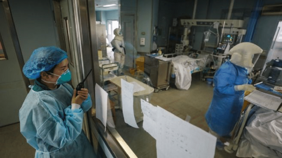 Equipe do Hospital de Jinyintan prepara testagem de RNA do novo coronavírus - Yuan Zheng/EPA