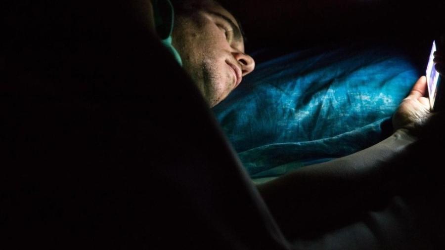 Homem com celular antes de dormir - Getty Images