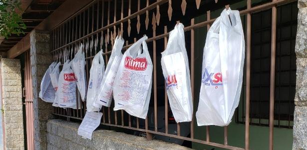 Cotidiano da pandemia | Professora coloca deveres em 'varal' para alunos não ficarem sem estudar em MG