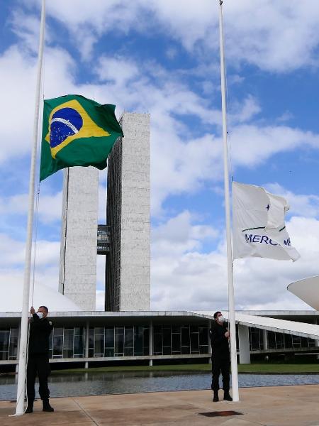 The Brazilian flag is placed at half-mast in front of the National Congress - Roque Sá / Agência Senado
