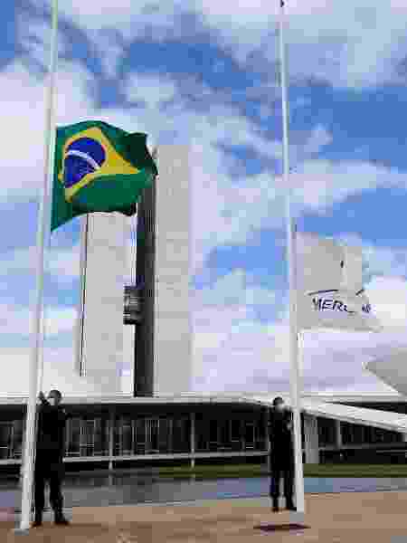 The Brazilian flag is placed at half-mast in front of the National Congress - Roque Sá / Agência Senado