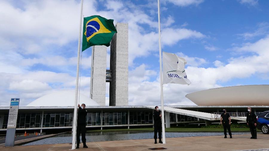 09/05/2020 - Congresso Nacional decreta luto oficial de três dias pelos mais de 10 mil mortos pela covid-19 no país; na imagem, bandeiras do Brasil e do Mercosul são colocadas a meio mastro - Roque Sá/Agência Senado