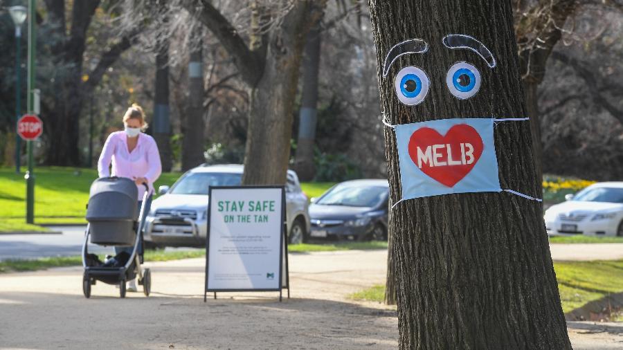 Parque vazio em Melbourne após novos focos de contágio de coronavírus saírem do controle nas últimas semanas - William WEST / AFP