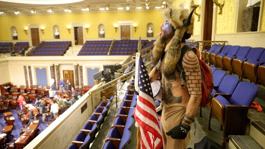 Manifestante fantasiado apoiador do presidente dos Estados Unidos, Donald Trump, invade Congresso - Win McNamee/Getty Images
