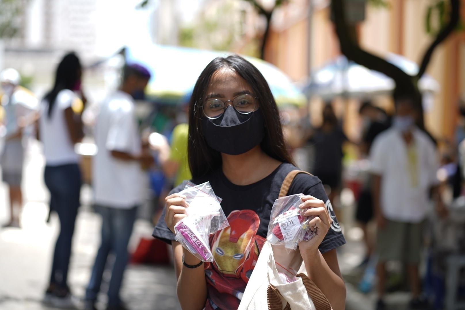 A universitária Daniele Assis, 18, vende balas e álcool em gel para inteirar o valor de sua faculdade - André Porto/UOL