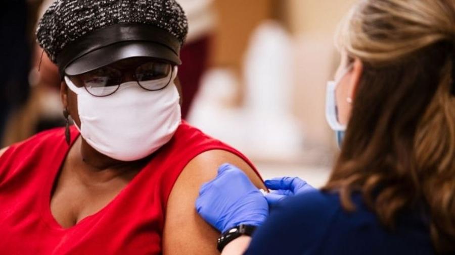 Um alto funcionário da Casa Branca criticou o programa de vacinação contra covid-19 do governo de Donald Trump, dizendo que ele é "caótico" e "bastante limitado" - Getty Images/BBC