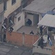 Homens pulam entre casas durante operação no Jacarézinho, no Rio de Janeiro - Reprodução/Rede Globo