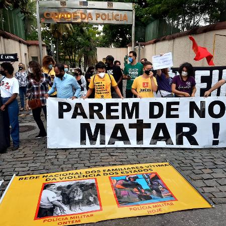 07.mai.2021 - Manifestantes realizam um protesto contra a operação da Polícia Civil na qual 25 pessoas morreram ontem, em frente à Cidade da Polícia, no Rio de Janeiro - WILTON JUNIOR/ESTADÃO CONTEÚDO